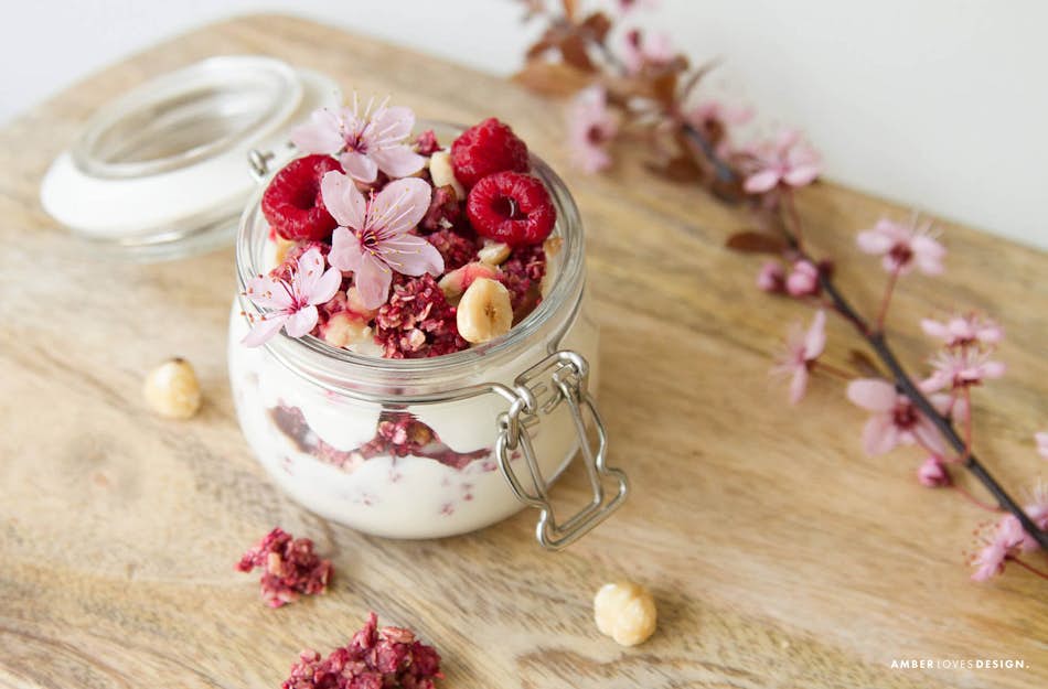 Homemade roze granola met hazelnoten