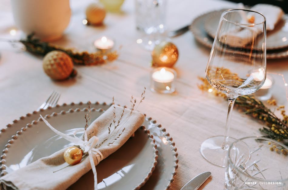 Een gezellige kersttafel met spullen die je al hebt