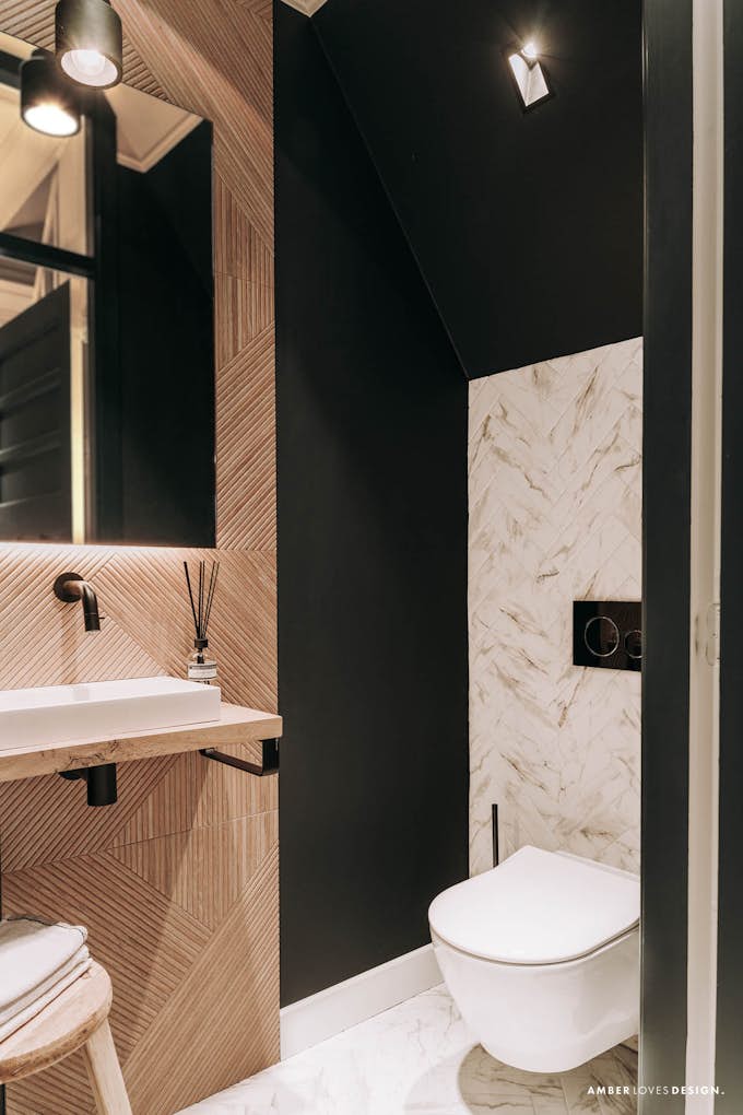 toilet design interieur wasbak kraan visgraat marmer tegel