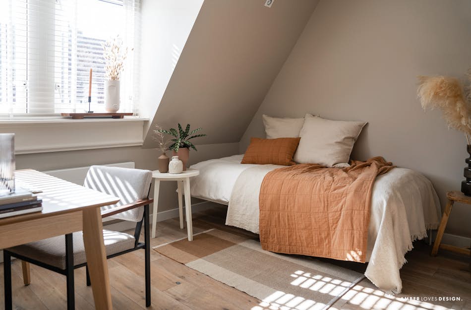 Dit is een caption Logeerkamer makeover: geïnspireerd op de Japandi stijl