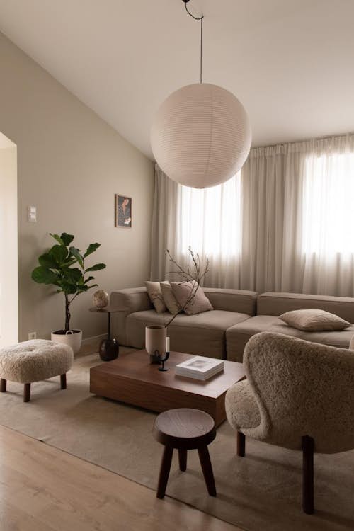 woonkamer met verschillende beige kleuren en donker houten accenten