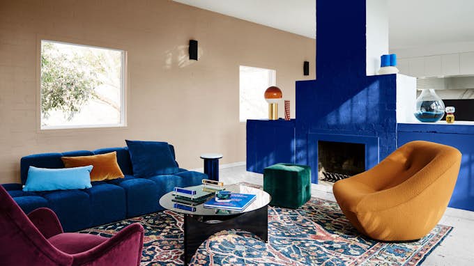 beige muurverf met knalkleur blauw en vintage meubels