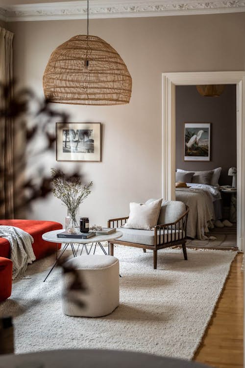scandinavische woonkamer met beige kleuren en rode bank van Hay