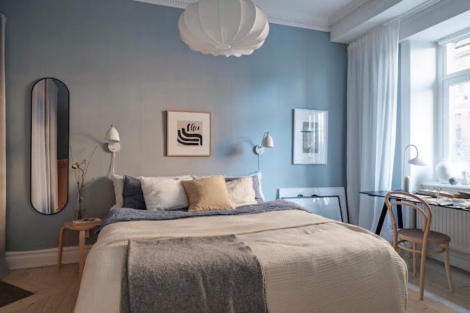 Slaapkamer met beige, wit en lichtblauwe muur