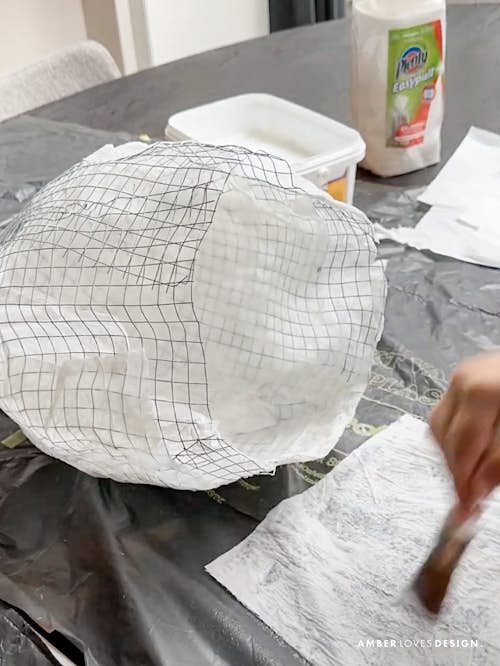 kippengaas gevormd als vaas met papier mache erop