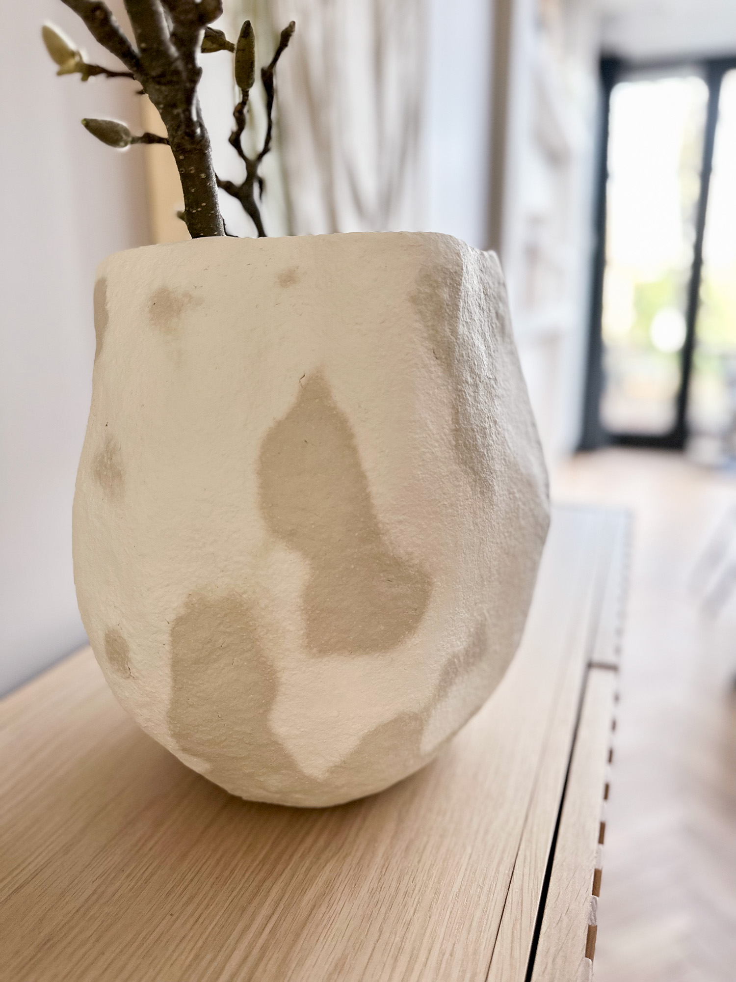 Maak je eigen wabisabi vaas van papiermaché