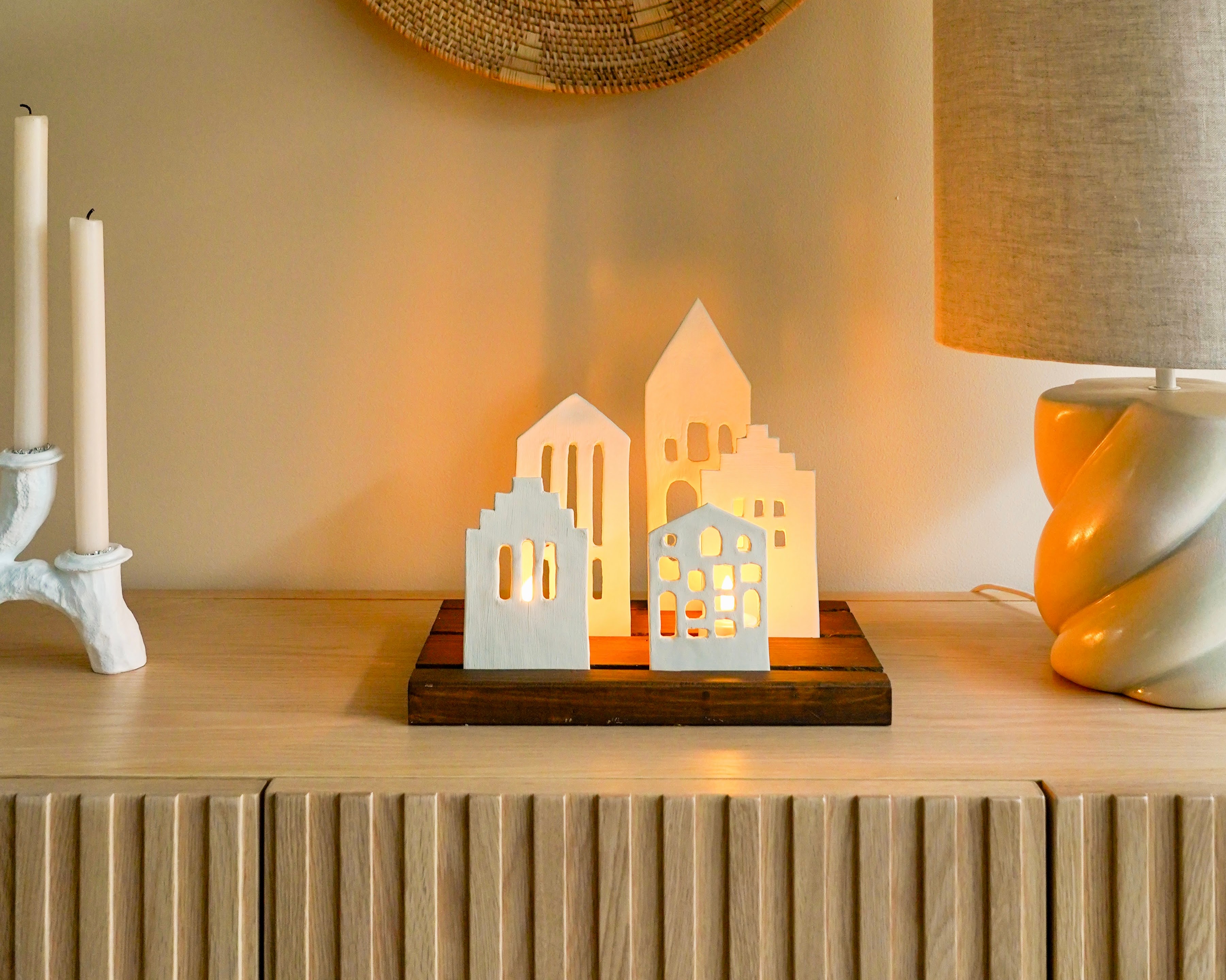 Maak je eigen minimalistische kerstdorp met droogklei en hout