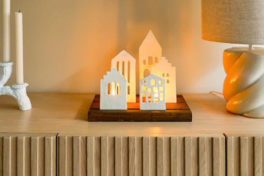 Maak je eigen minimalistische kerstdorp met droogklei en hout